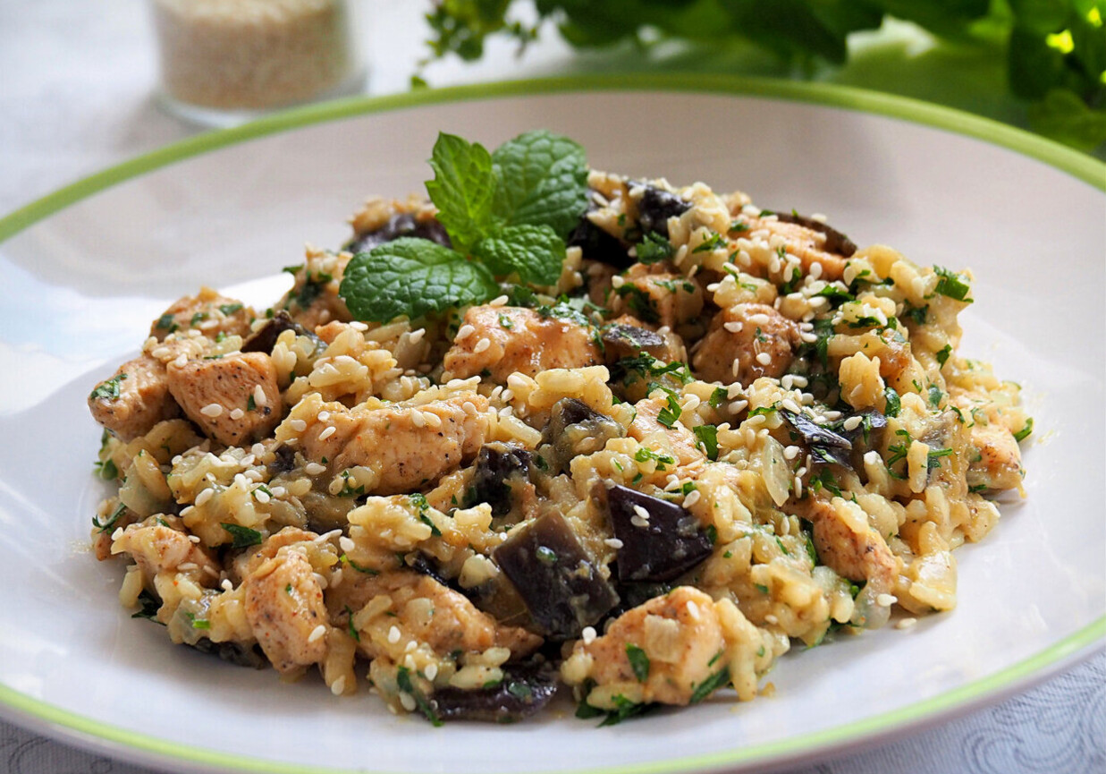 Risotto z bakłażanem, kurczakiem i pastą tahini foto
