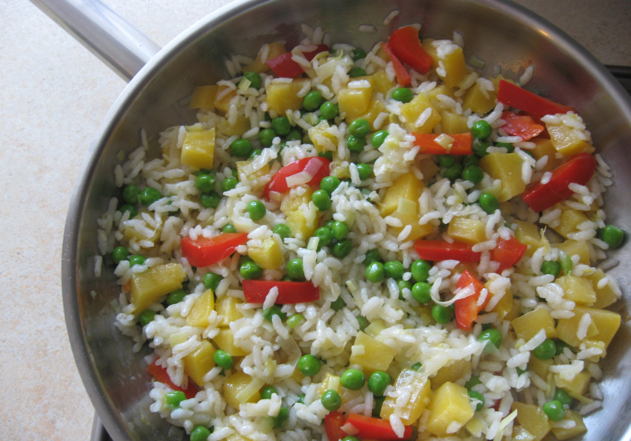 Risotto z kolorową papryką i groszkiem foto
