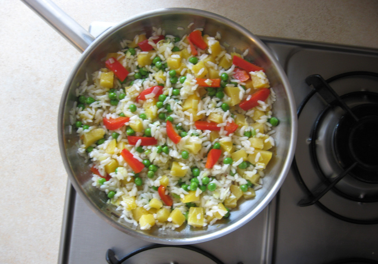 Risotto z kolorową papryką i groszkiem foto