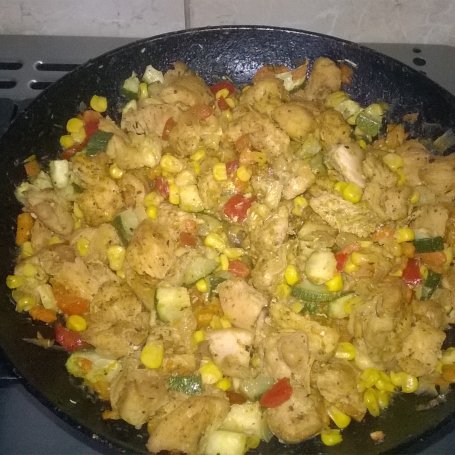 Krok 4 - Risotto z kurczakiem w carry i warzywami foto