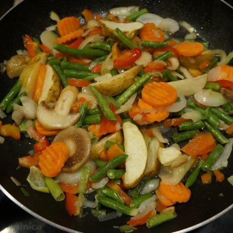 Krok 2 - Risotto z kurczakiem, warzywami i serem żółtym foto