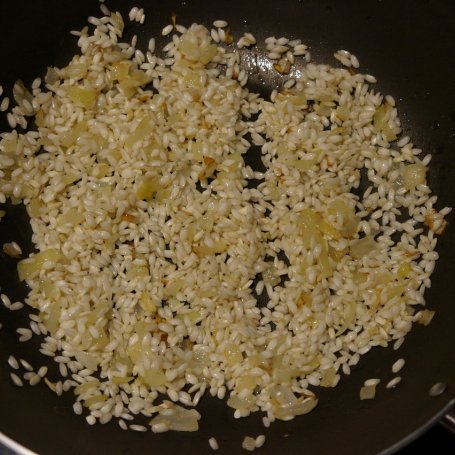 Krok 5 - Risotto z kurczakiem, warzywami i serem żółtym foto