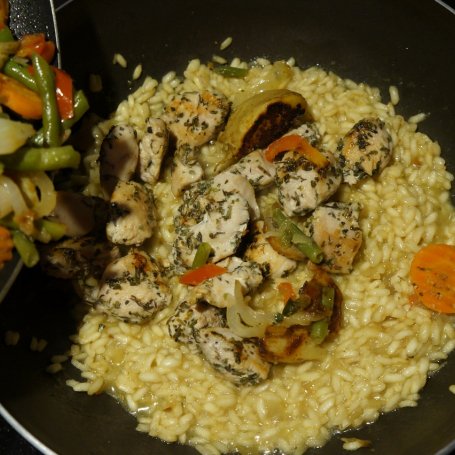Krok 7 - Risotto z kurczakiem, warzywami i serem żółtym foto
