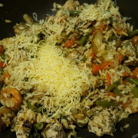 Krok 8 - Risotto z kurczakiem, warzywami i serem żółtym foto