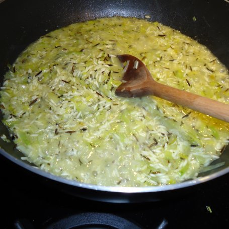 Krok 4 - Risotto z łososiem i zielonym groszkiem foto