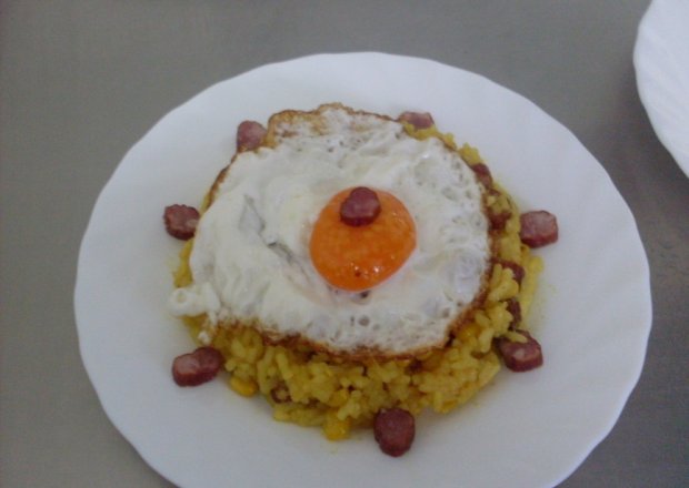 Fotografia przedstawiająca risotto z sadzonym jajkiem