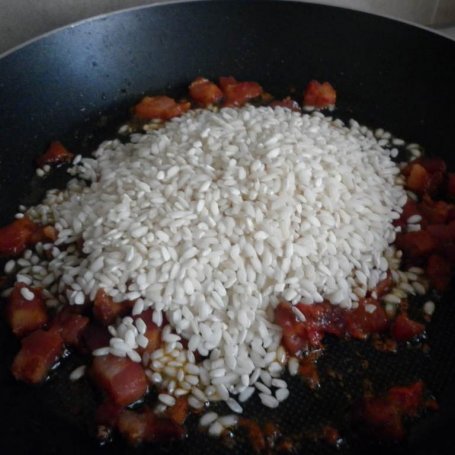 Krok 3 - Risotto z serem feta na surowym boczku. foto