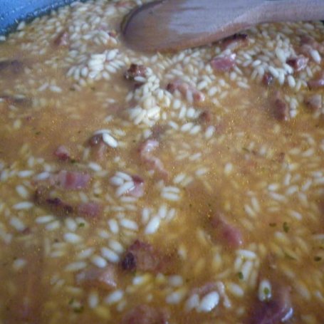 Krok 4 - Risotto z serem feta na surowym boczku. foto