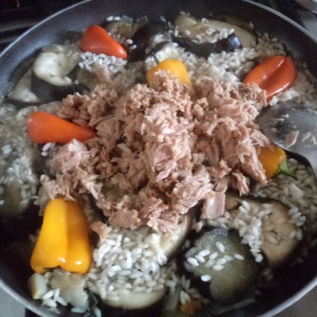 Krok 6 - Risotto z tuńczykiem , bakłażanem, papryczkami i mozzarellą :) foto