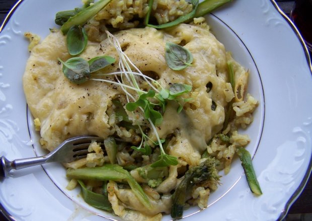 Fotografia przedstawiająca risotto z zielonymi szparagami