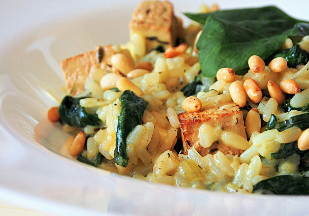 Risotto ze szpinakiem, tofu i orzeszkami pini DoradcaSmaku.pl