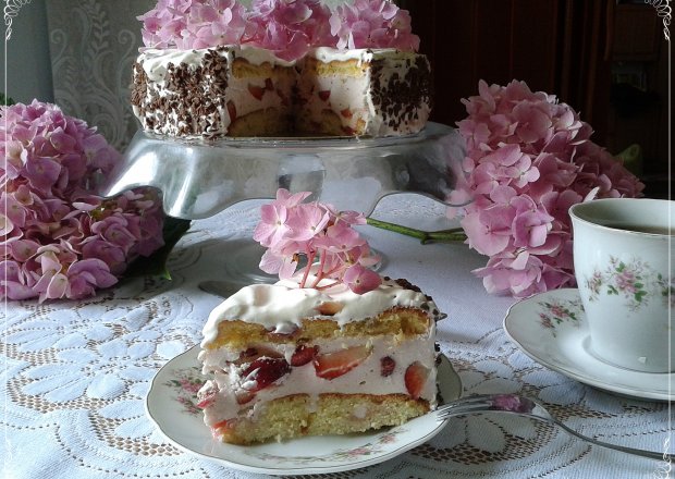 Fotografia przedstawiająca Rocznicowy tort z truskawkami i czereśnią