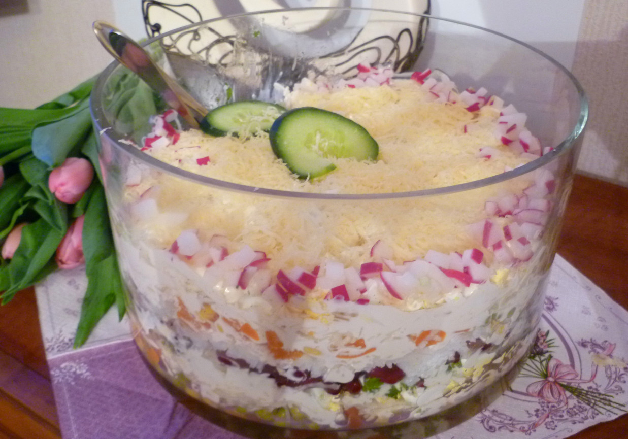 Rodzinna sałatka warstwowa foto