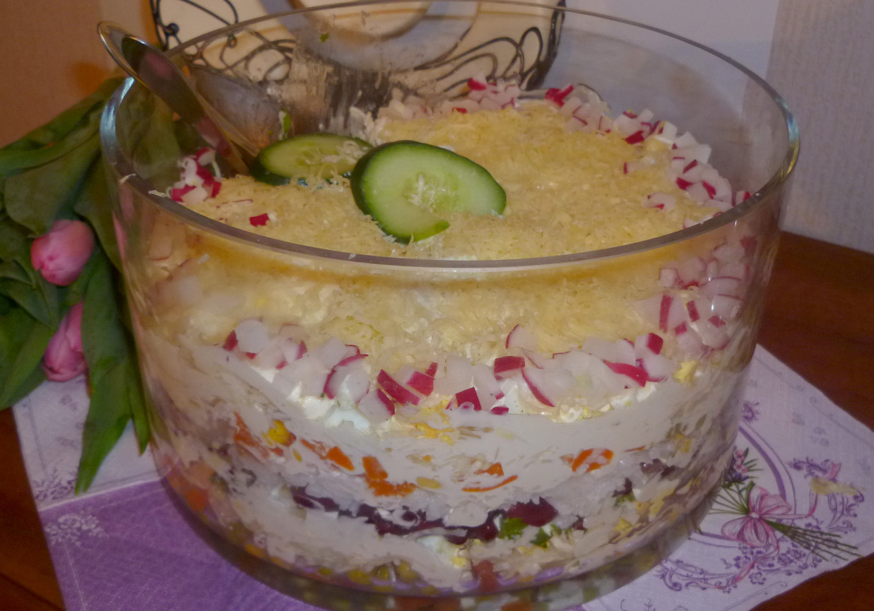 Rodzinna sałatka warstwowa foto