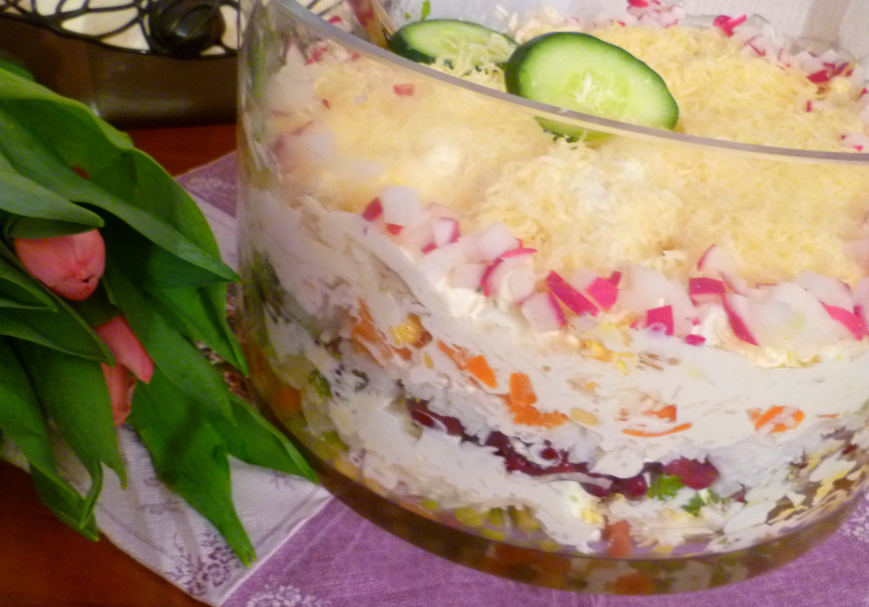 Rodzinna sałatka warstwowa foto