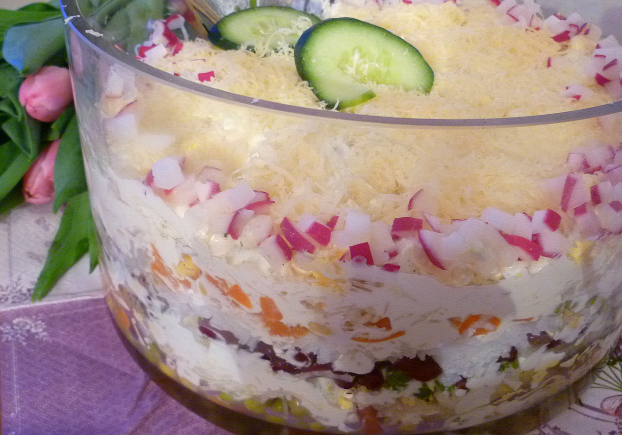 Rodzinna sałatka warstwowa foto