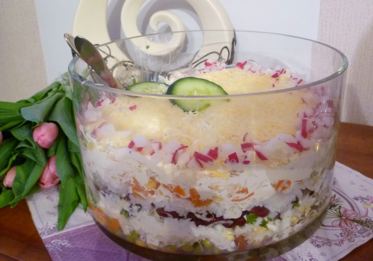 Rodzinna sałatka warstwowa foto