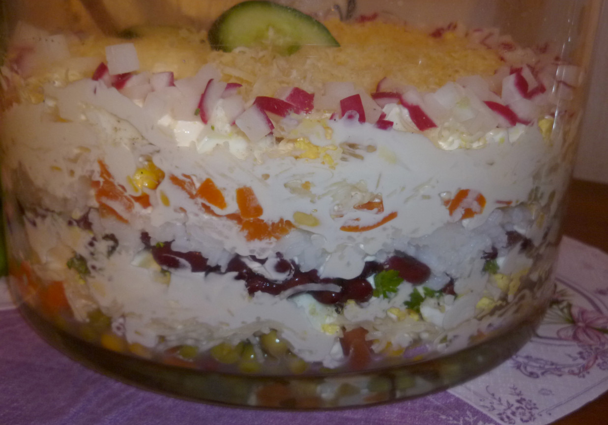 Rodzinna sałatka warstwowa foto