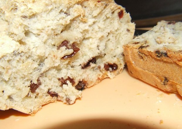 Fotografia przedstawiająca rodzynkowy chleb