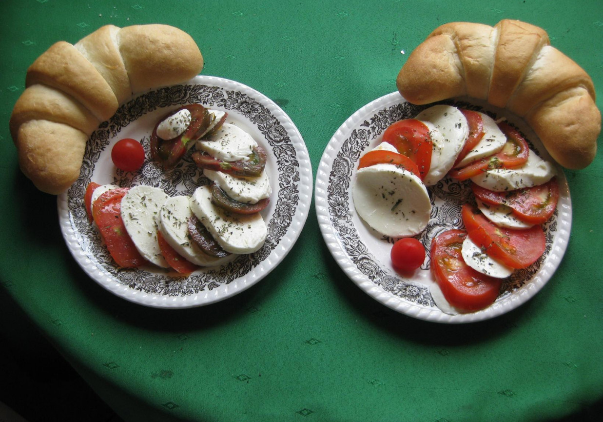 rogal z pomidorami i mozzarelą foto