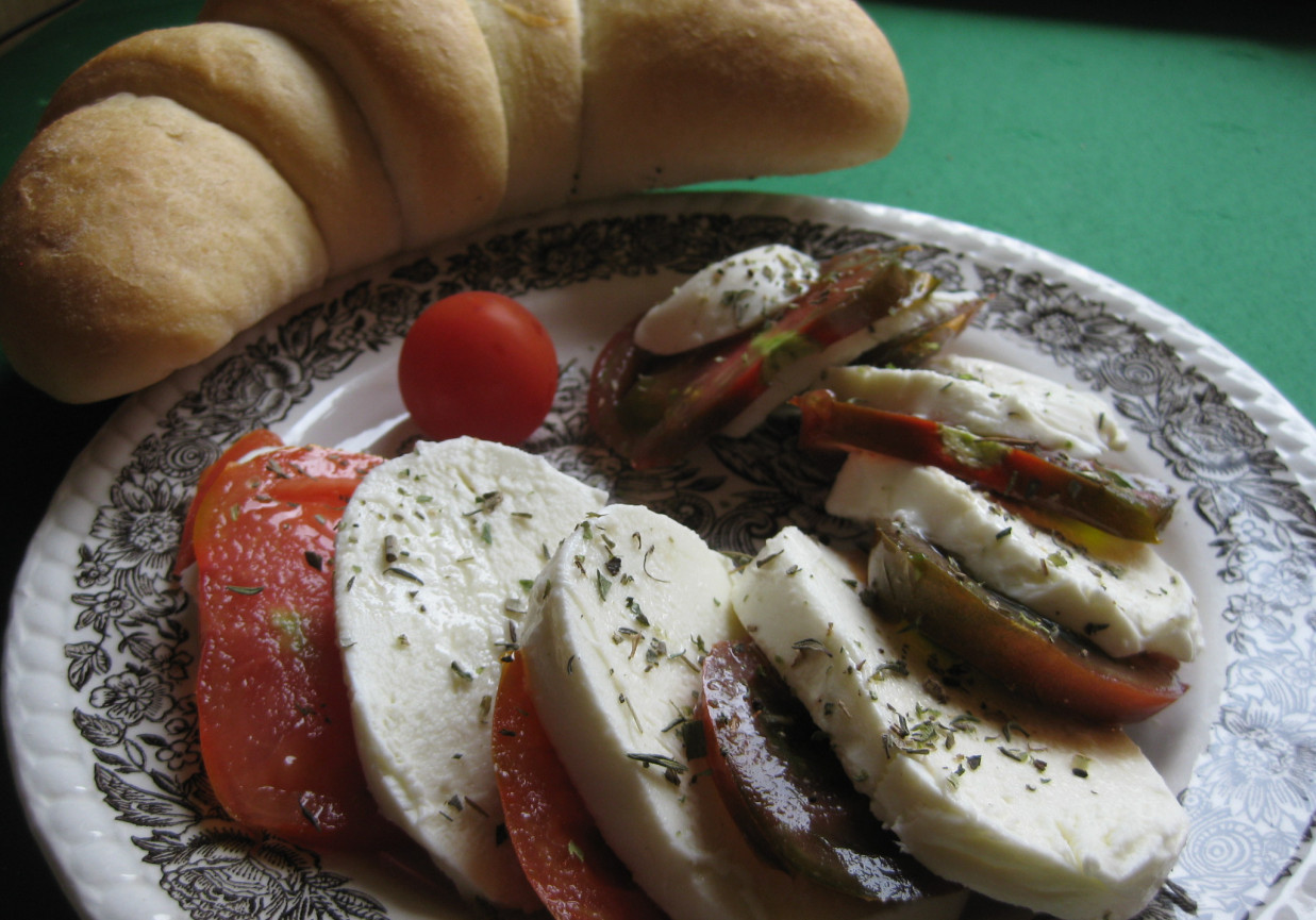rogal z pomidorami i mozzarelą foto