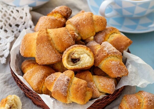 Fotografia przedstawiająca Rogaliki drożdżowe z czekoladą