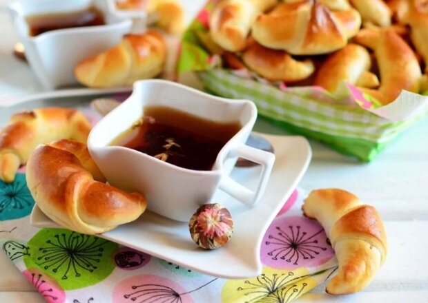 Fotografia przedstawiająca Rogaliki drożdżowe z domową nutellą