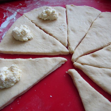 Krok 5 - Rogaliki drożdżowe z serem foto