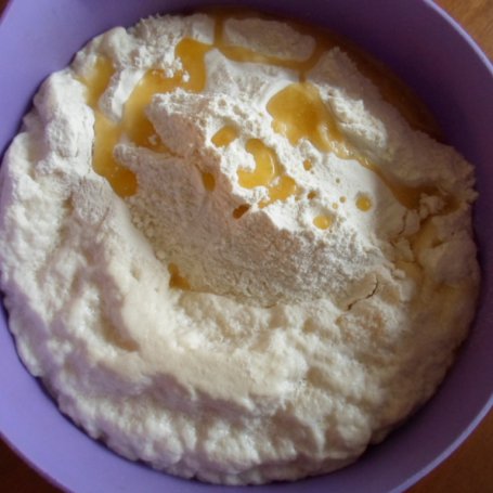 Krok 4 - Rogaliki francuskie drożdżowe z budyniem, czekoladą i rodzynkami foto