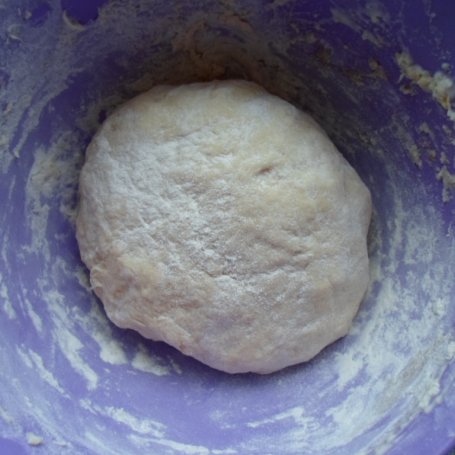 Krok 5 - Rogaliki francuskie drożdżowe z budyniem, czekoladą i rodzynkami foto