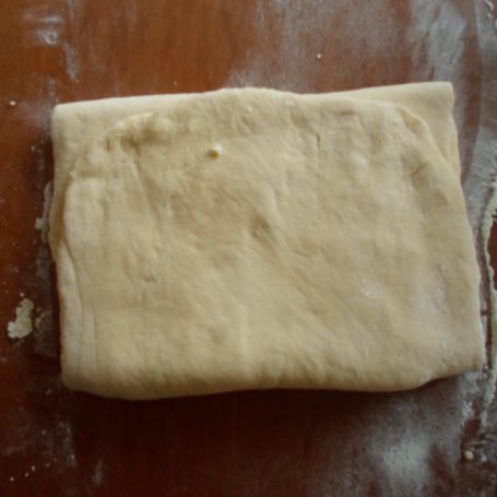 Krok 8 - Rogaliki francuskie drożdżowe z budyniem, czekoladą i rodzynkami foto