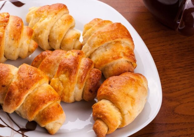 Fotografia przedstawiająca Rogaliki francuskie z jabłkiem