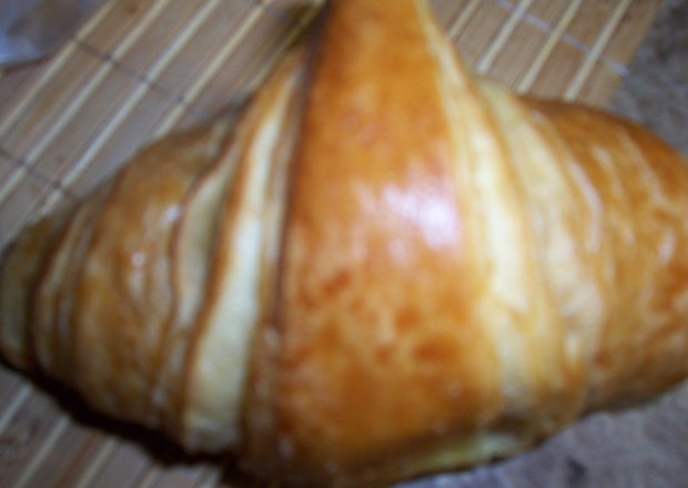 Fotografia przedstawiająca rogaliki francuskie z nutellą