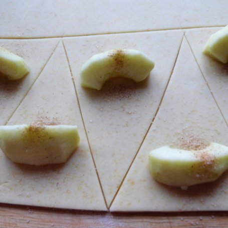 Krok 2 - Rogaliki miodowo-cynamonowe z jabłkami foto
