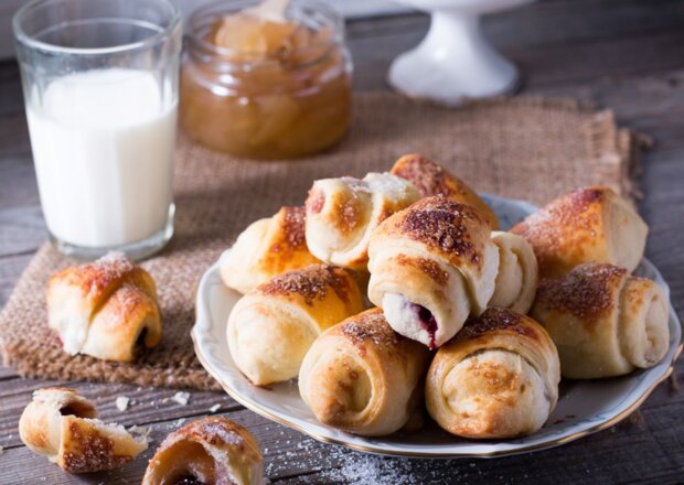 Fotografia przedstawiająca Rogaliki półfrancuskie drożdżowe
