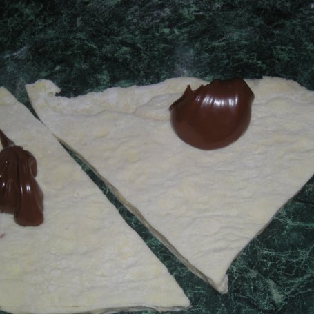 Krok 2 - rogaliki z ciasta francuskiego z czekoladą foto
