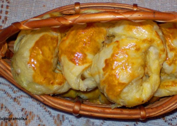 Fotografia przedstawiająca Rogaliki z ciasta francuskiego z kapustą i pieczarkami :