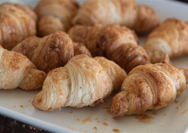Fotografia przedstawiająca Rogaliki z ciasta francuskiego z nutellą