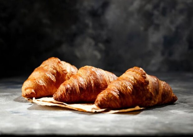 Fotografia przedstawiająca Rogaliki z ciasta francuskiego z serkiem żółtym i szynką
