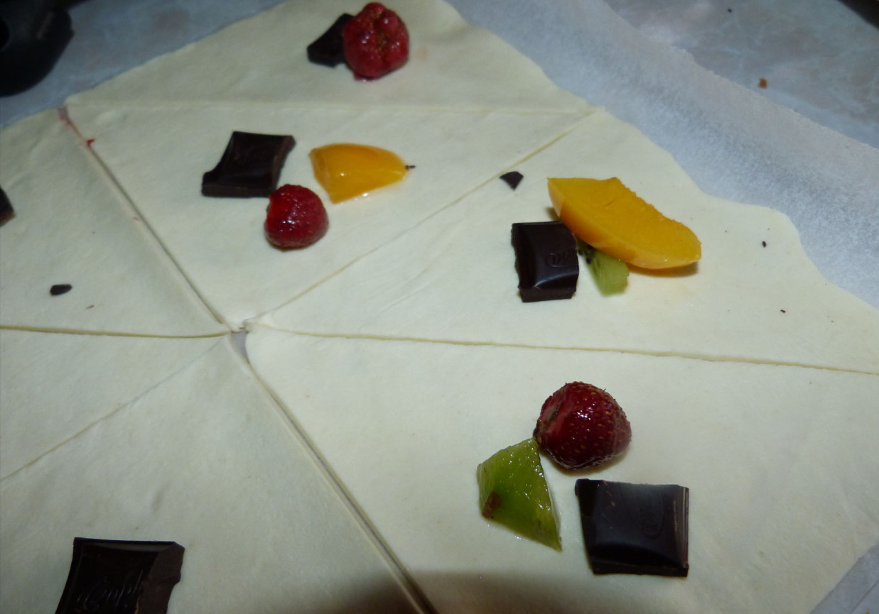 rogaliki z ciasta francuskiego z truskawkami, kiwi i brzoskwiniami foto