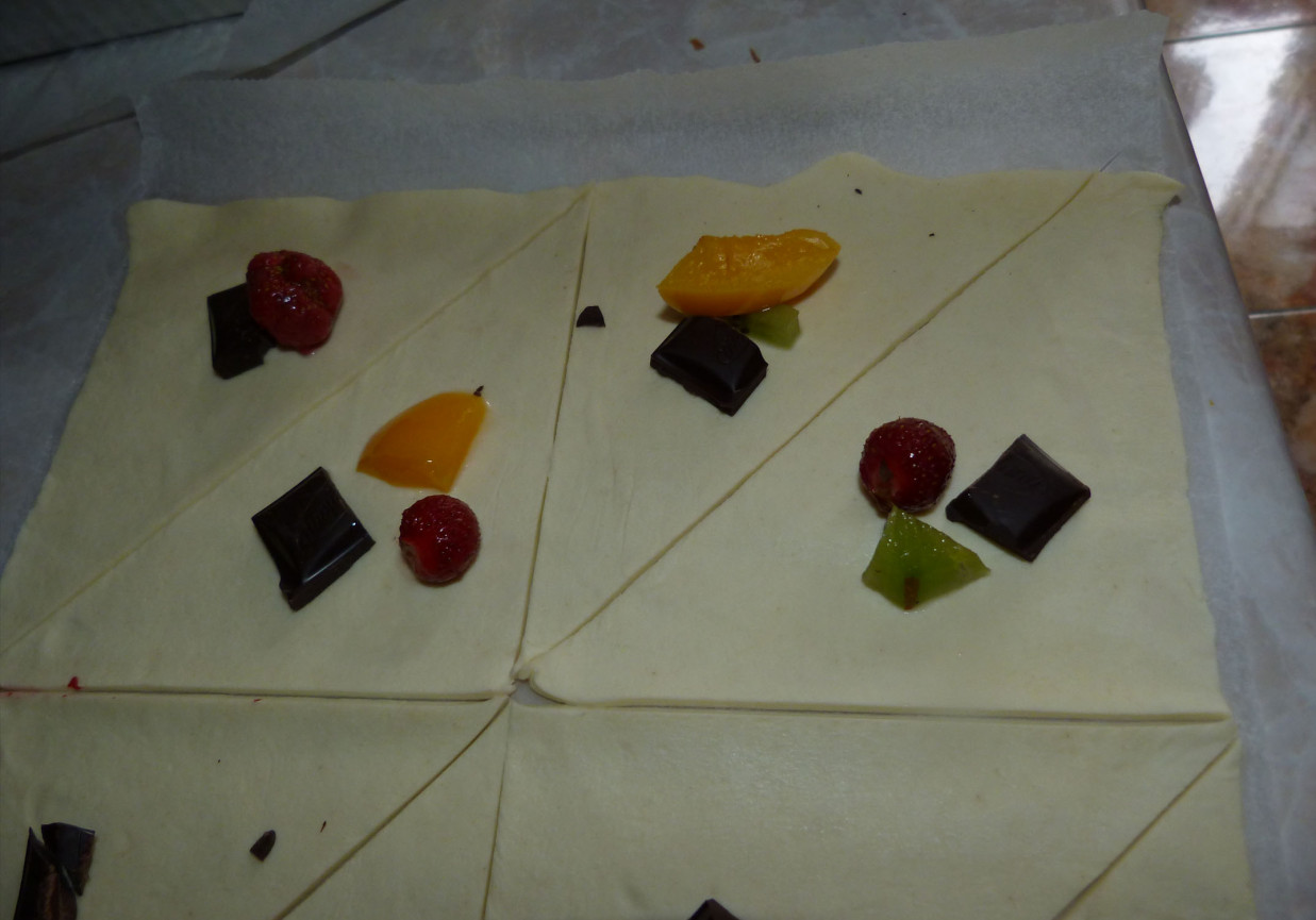 rogaliki z ciasta francuskiego z truskawkami, kiwi i brzoskwiniami foto