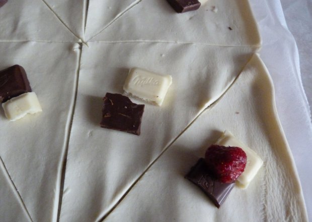 Fotografia przedstawiająca rogaliki z czekoladą i truskawkami