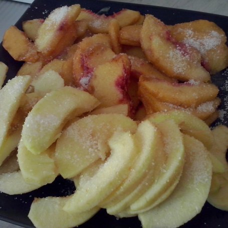 Krok 3 - Rogaliki z jabłkami i brzoskwiniami foto