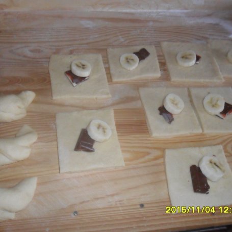 Krok 3 - Rogaliki z kawałkami czekolady i bananem foto
