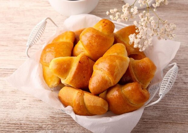 Fotografia przedstawiająca Rogaliki z masłem orzechowym