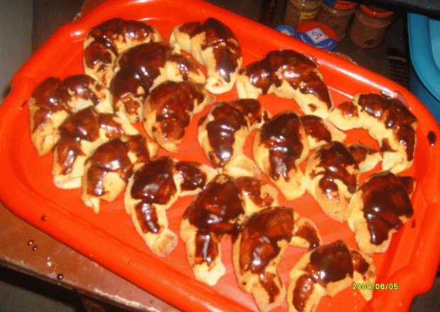 Fotografia przedstawiająca Rogaliki z polewą czekoladową