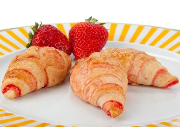 Fotografia przedstawiająca Rogaliki z truskawkami
