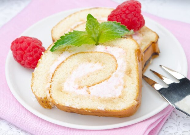 Fotografia przedstawiająca Rolada biszkoptowa z bitą śmietaną