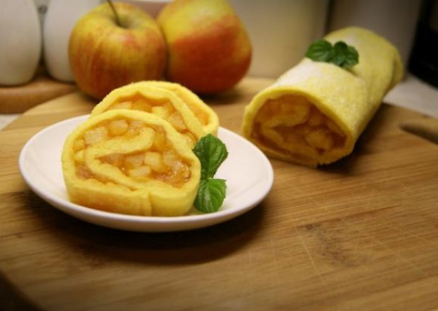 Fotografia przedstawiająca Rolada biszkoptowa z jabłkami