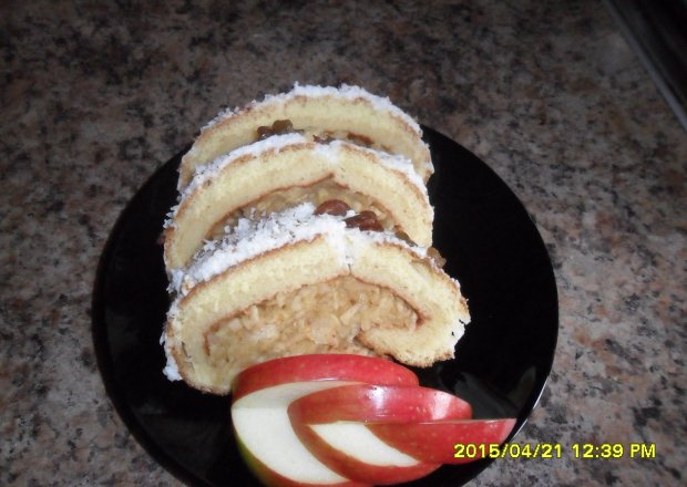 Fotografia przedstawiająca Rolada biszkoptowa z jabłkami